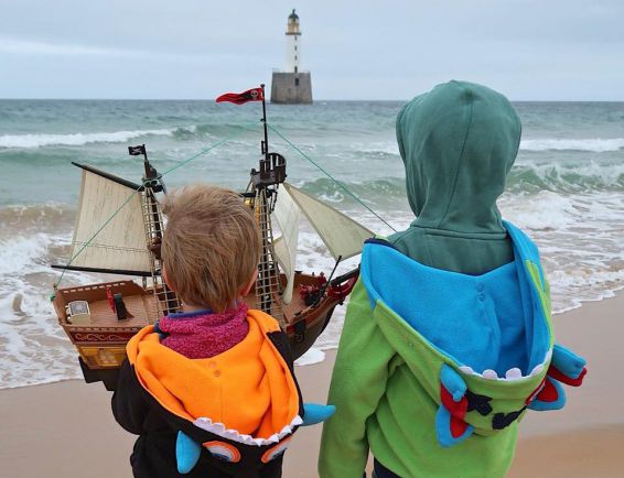 Bateau playmobil navigue