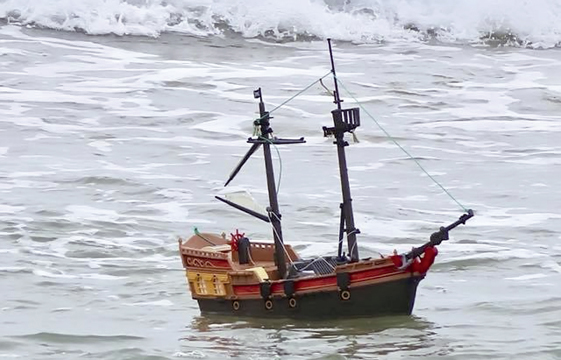 Bateau playmobil navigue