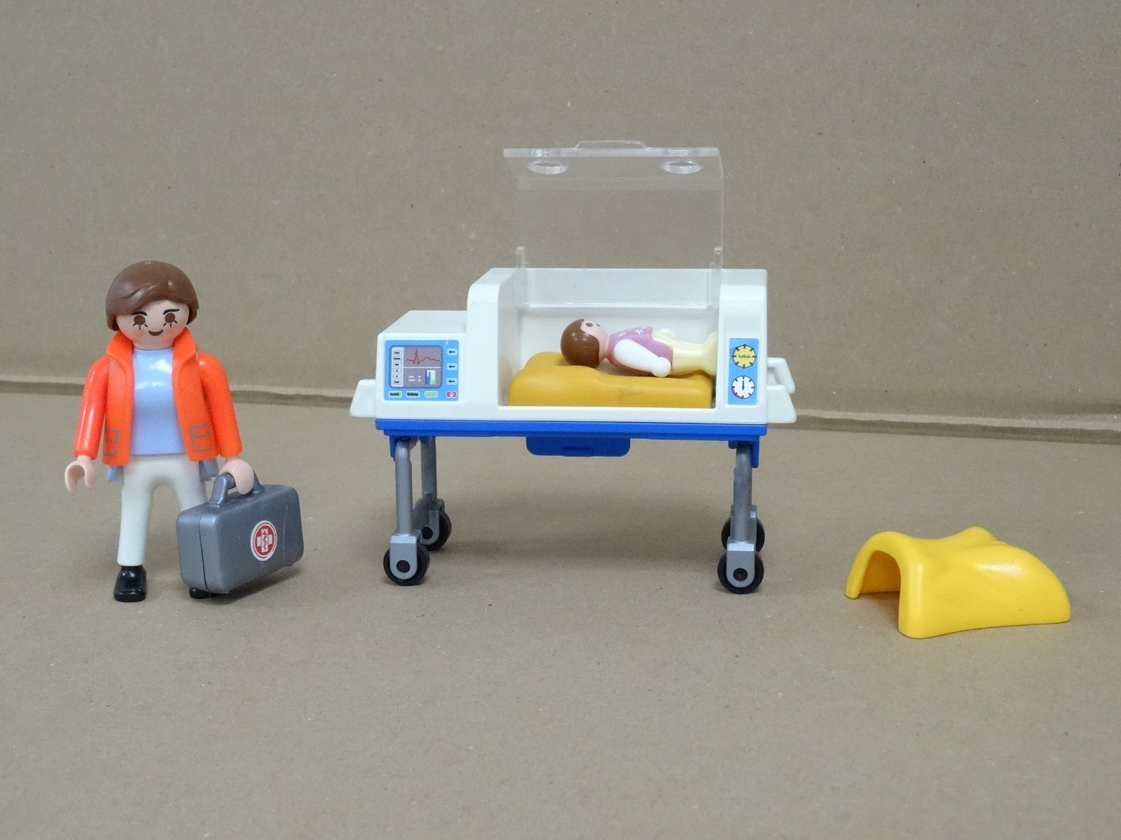 Playmobil 4225 infirmière bébé couveuse