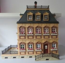 Playmobil dollhouse in elkaar zetten