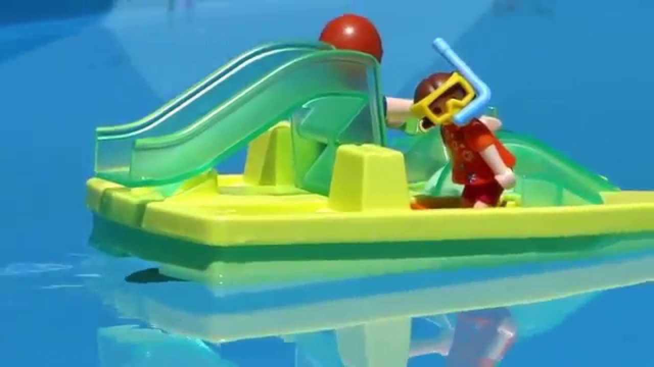 Bateau playmobil sur la mer
