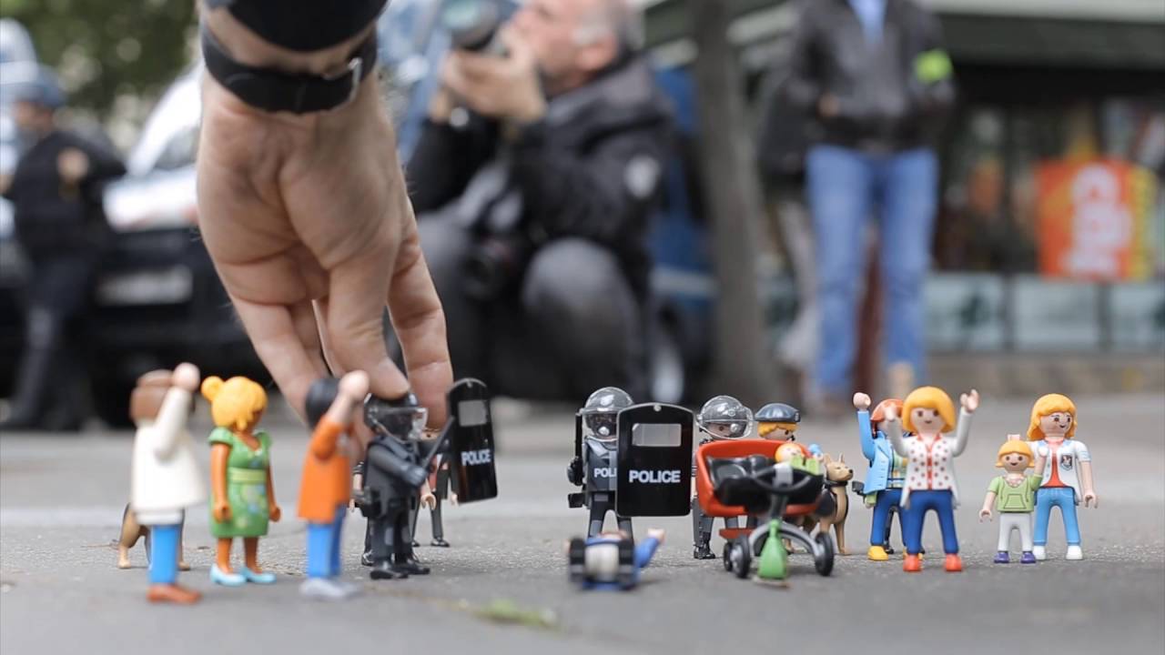 Playmobil police manifestation