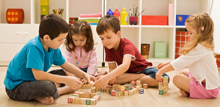 Enfants qui jouent aux jeux de société