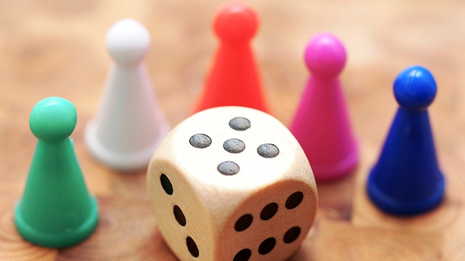 Enfants qui jouent à des jeux de société