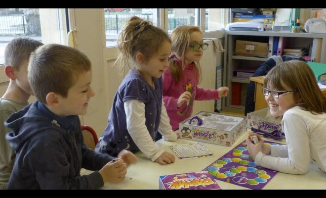 Jeux de société en centre de loisirs