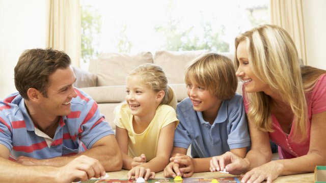 Enfants qui jouent jeux de société