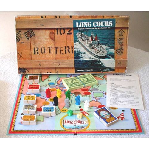 Un gars une fille joue au jeux de société