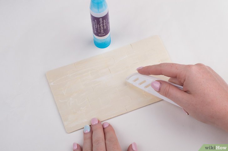 Coller un puzzle sur une plaque de bois